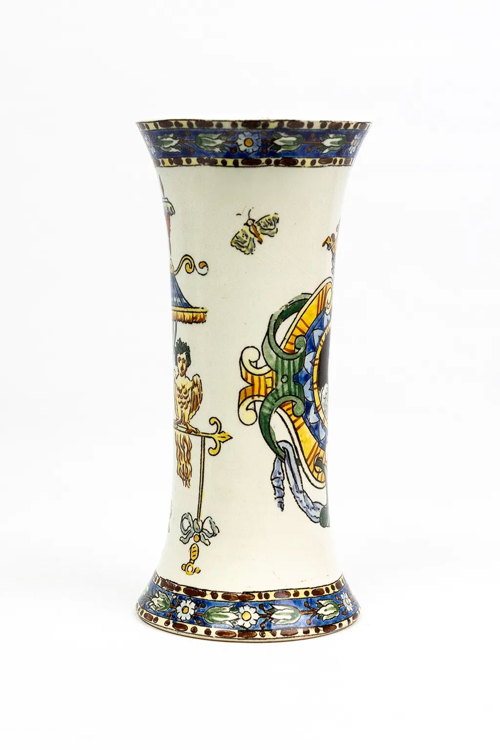 Cornet vase in fine earthenware from Gien, Renaissance decoration — late 19th century