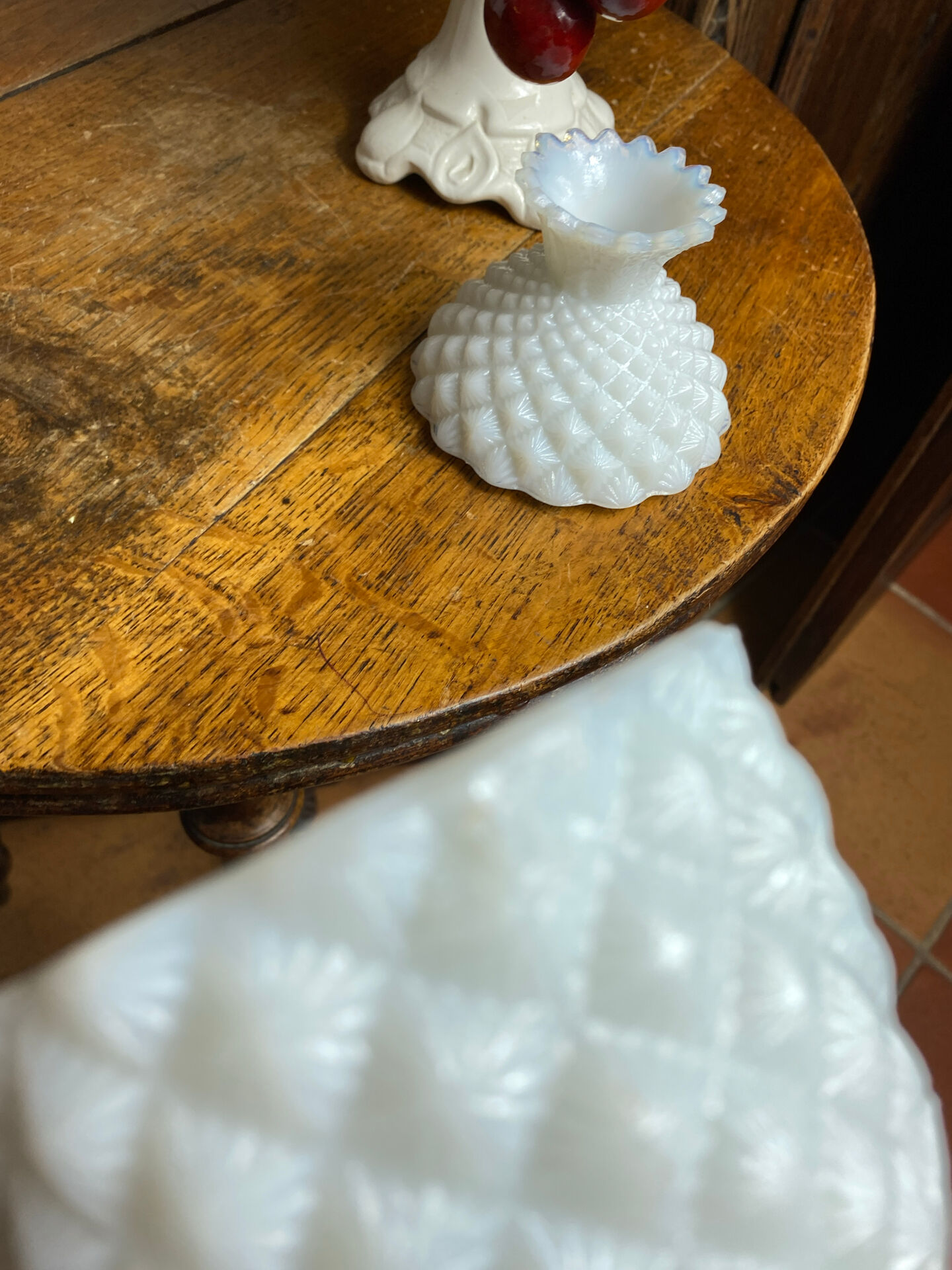 Pineapple bonbonnière in white opaline
