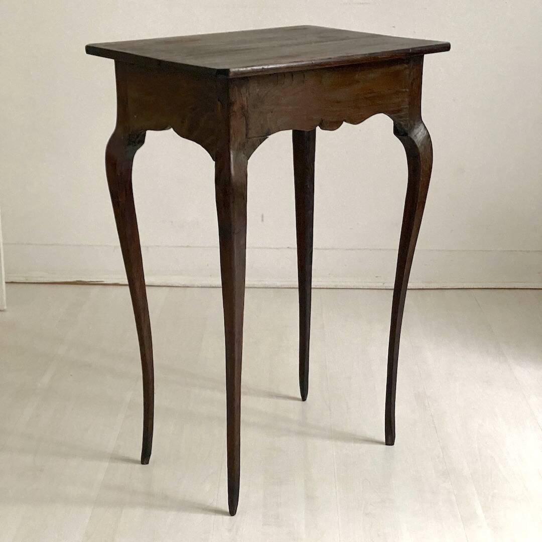 Side table with curved legs
