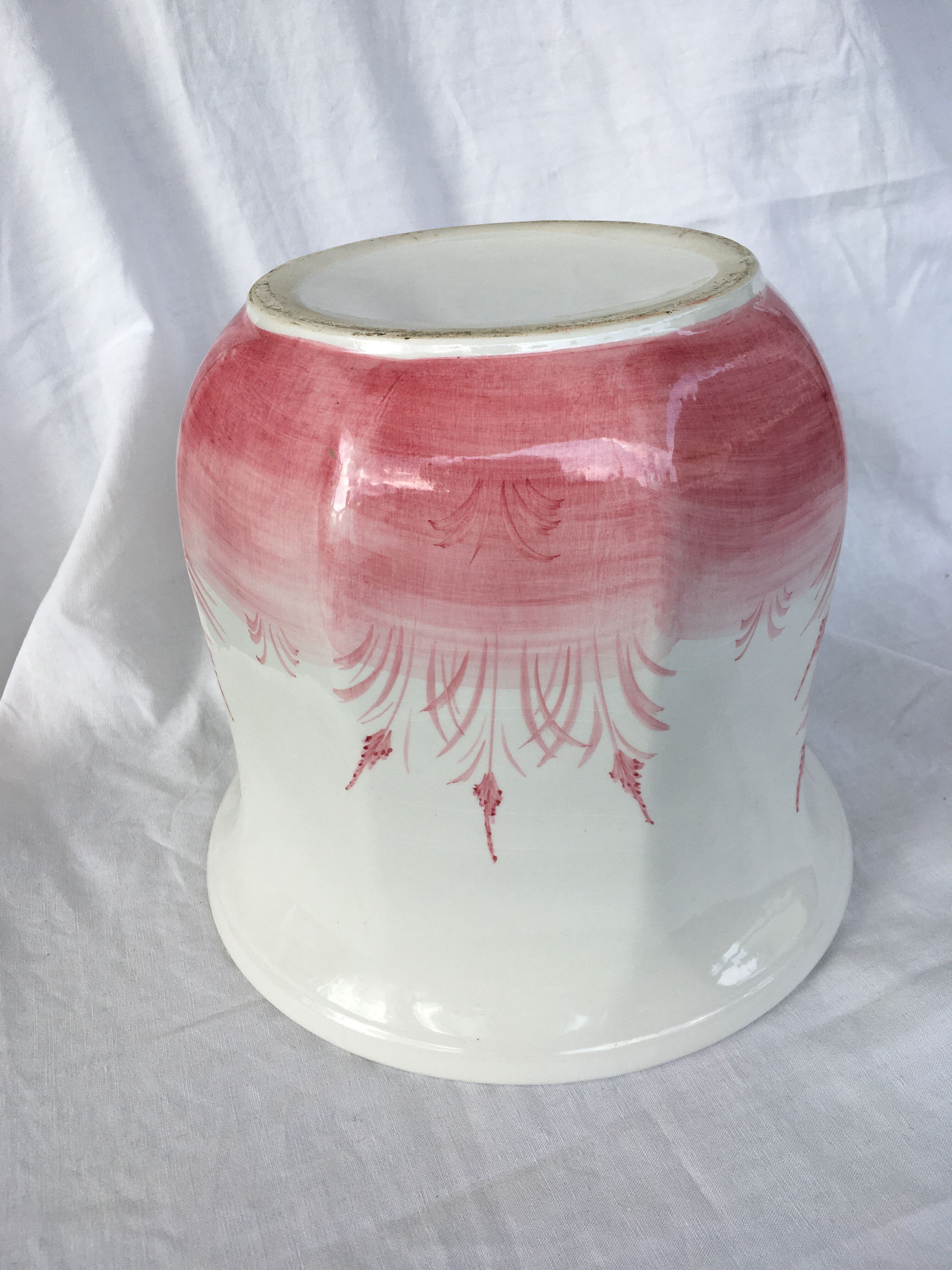 Earthenware pot cover with reed patterns