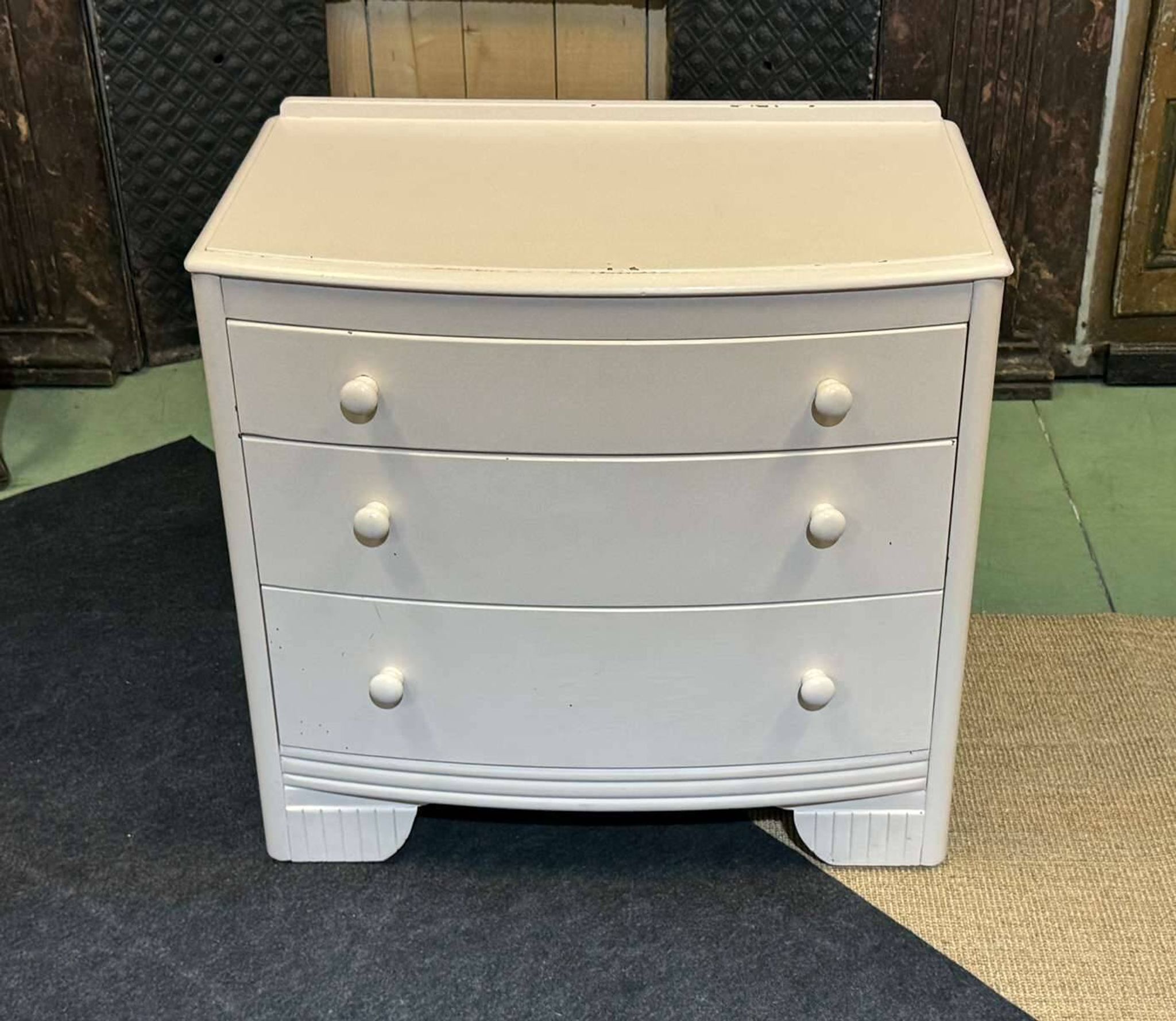Small English chest of drawers from the 1960s in oak.