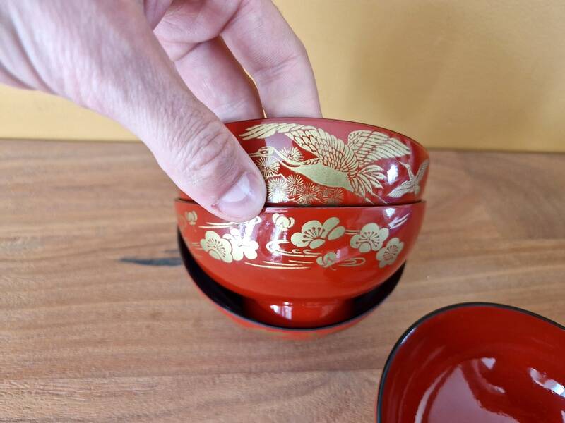 Japan - Series of 4 rice bowls - In red and gold lacquered wood - Meiji period work (1868-1912)