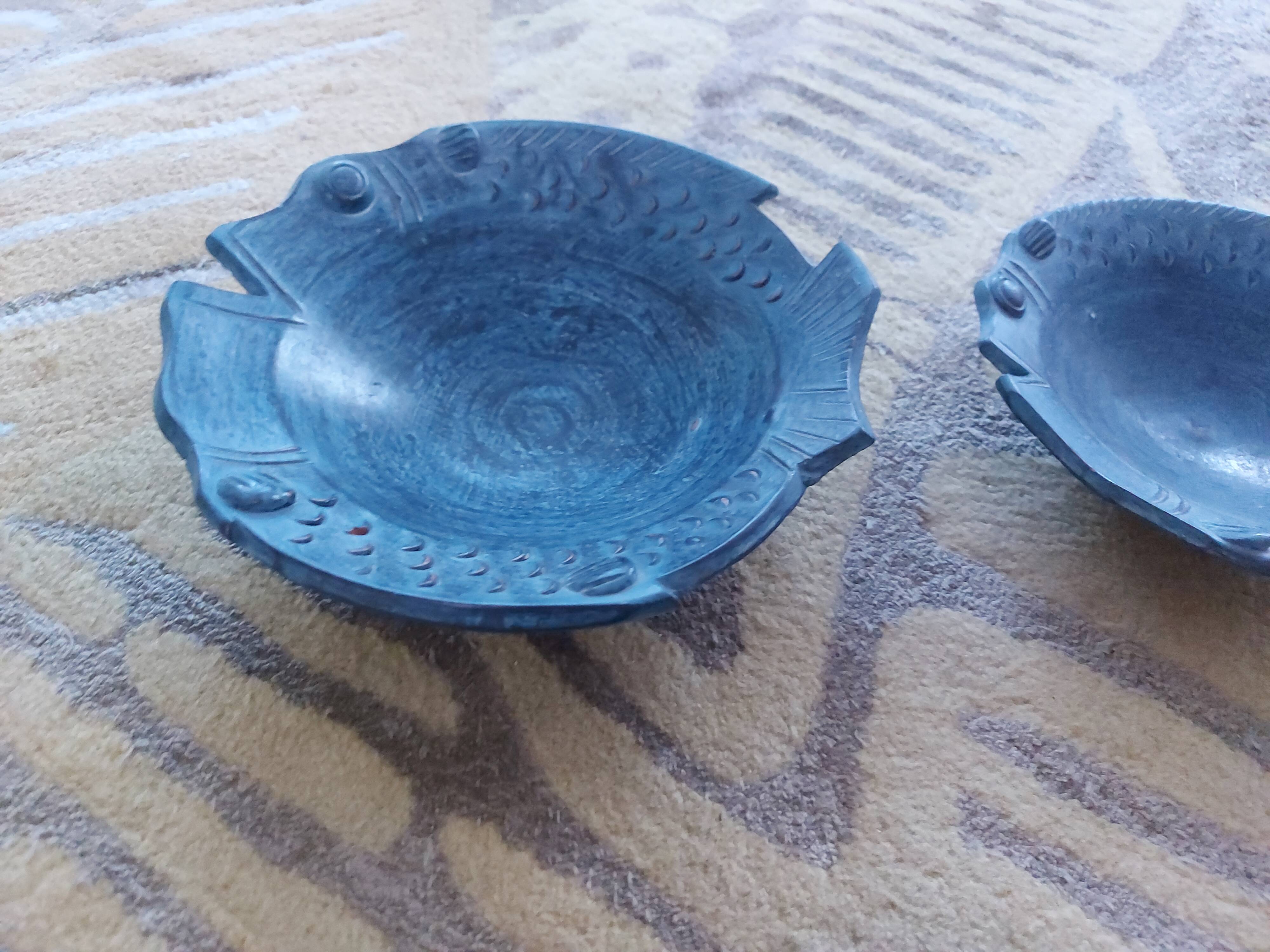 2 ceramic dishes decorated with fish (cups)