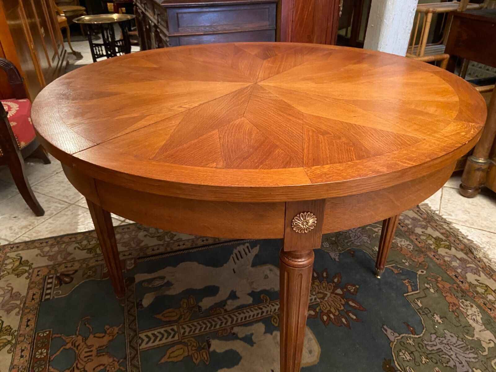 Table ronde style Louis XVI en chêne blond plateau à décor de rosace