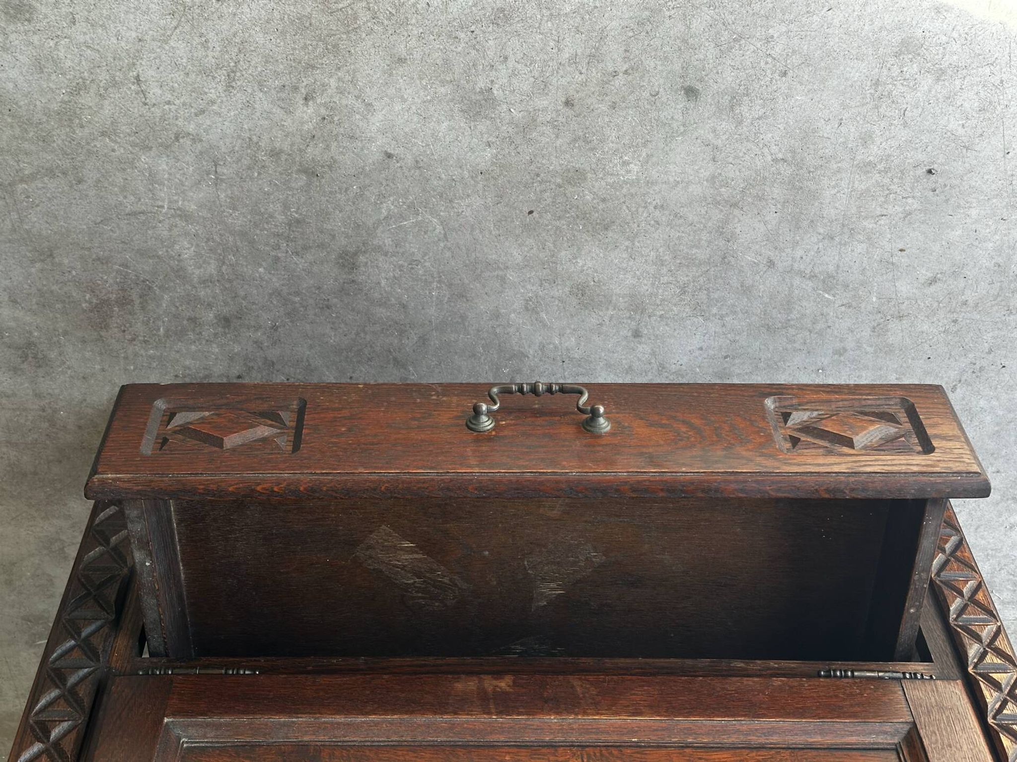 Petit meuble de rangement en chêne sculpté – circa 1930
