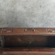 Petit meuble de rangement en chêne sculpté – circa 1930