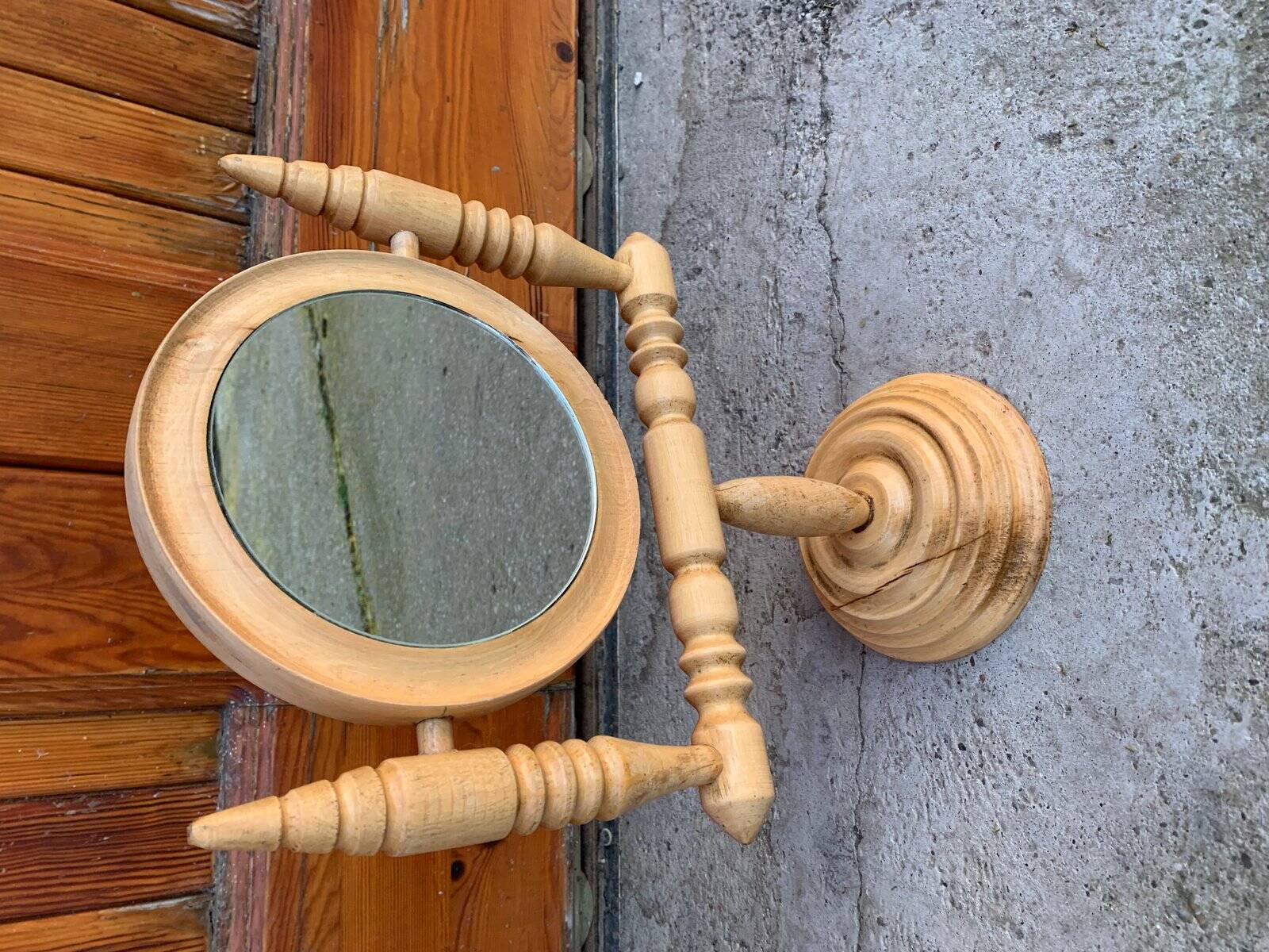 Swivel tabletop mirror in solid blonde pine, turned design from the 1950s, Czech Republic.