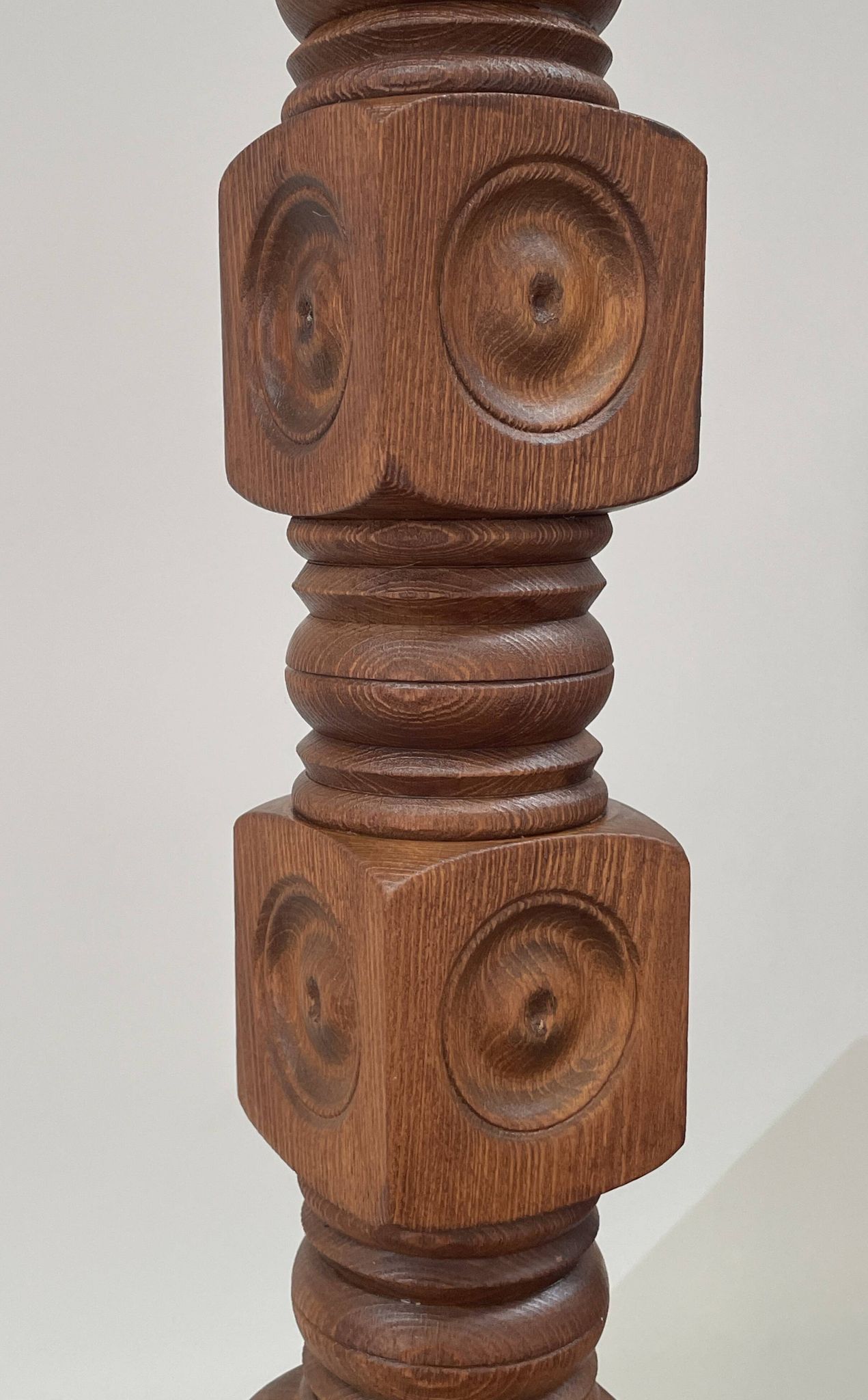 Brutalist floor lamp in turned wood, in the style of Charles Dudouyt.