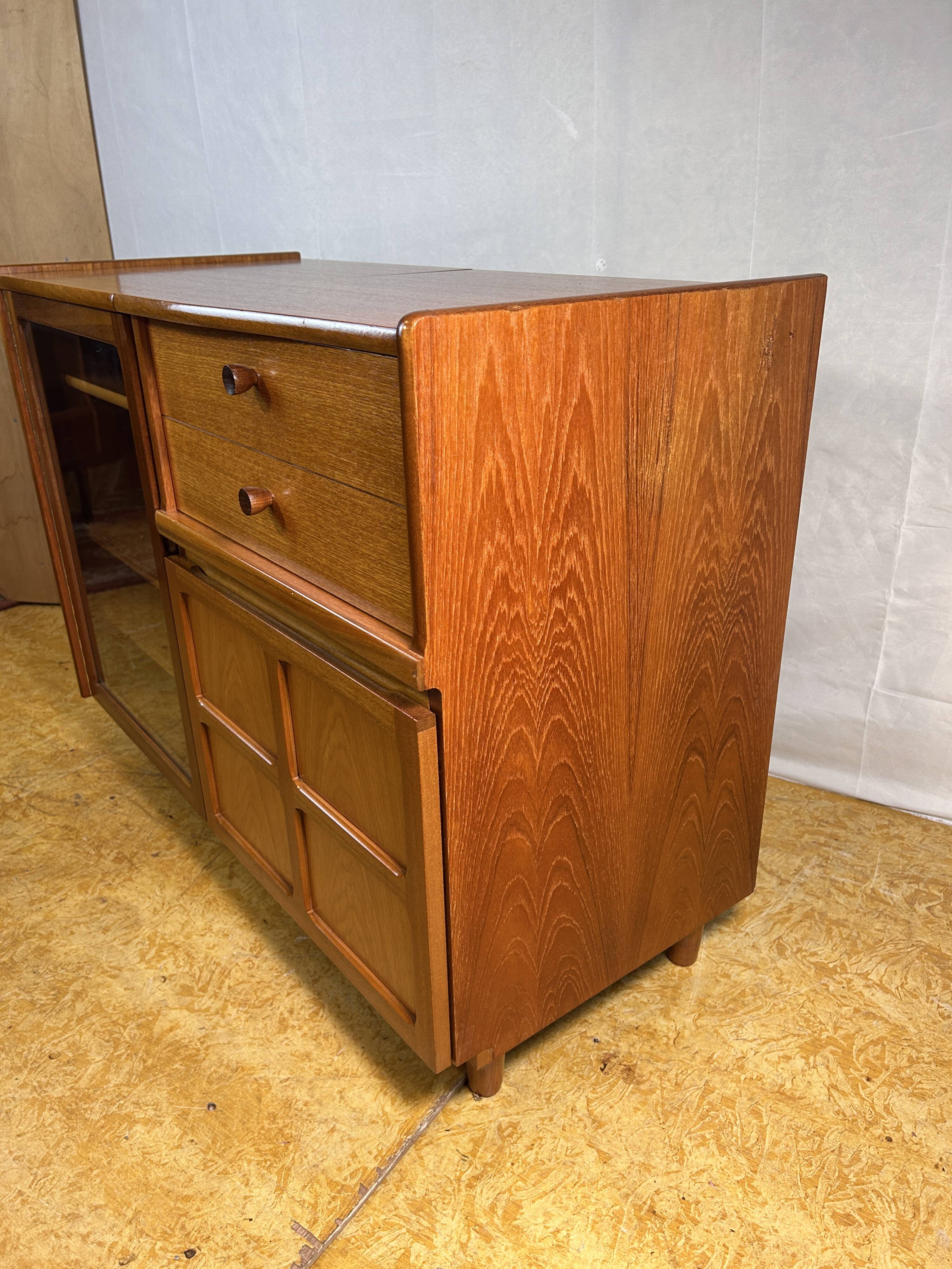 Meuble à disques et à musique rétro vintage en teck du milieu du siècle par Parker Knoll 1970