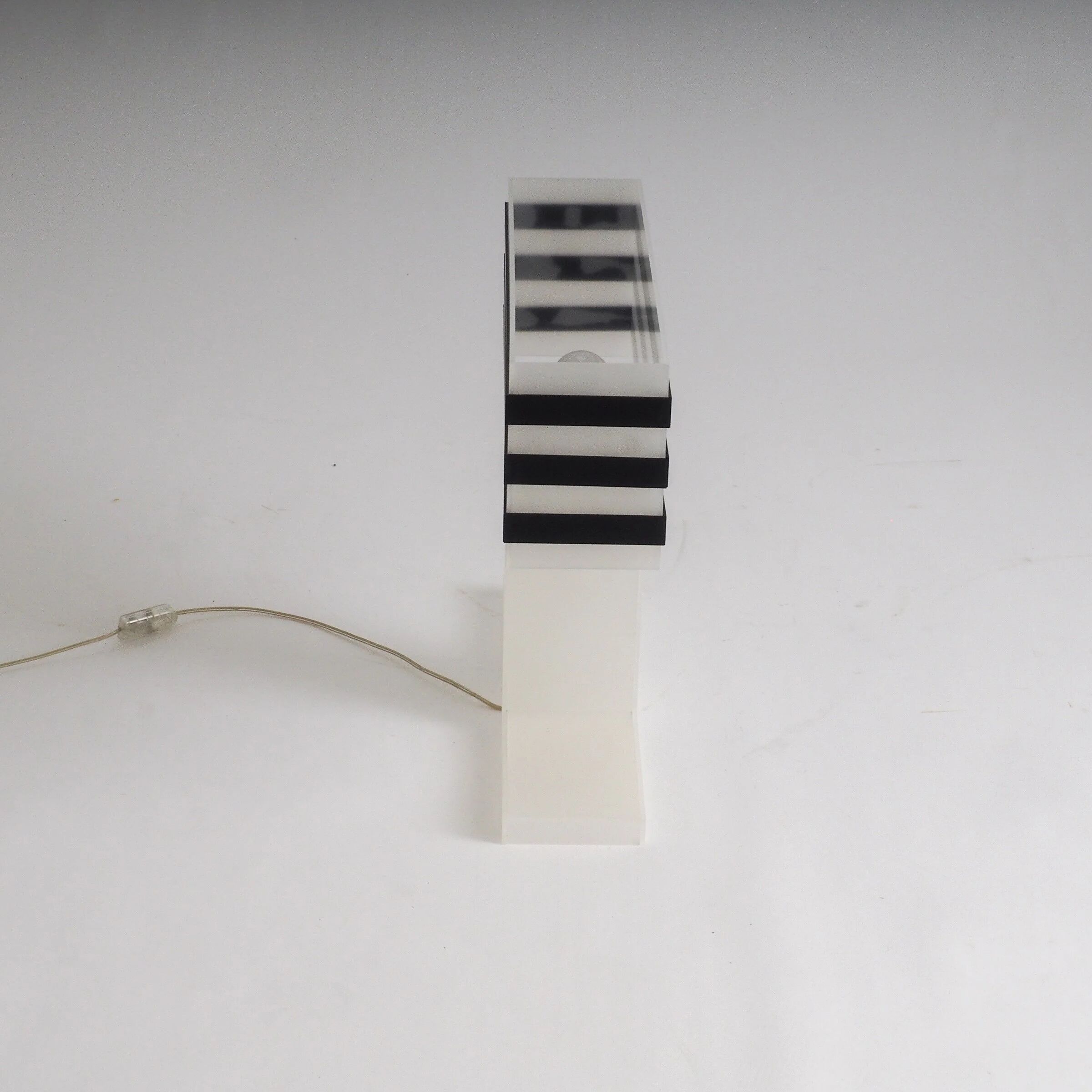 Lampe de table en plexiglas moderniste