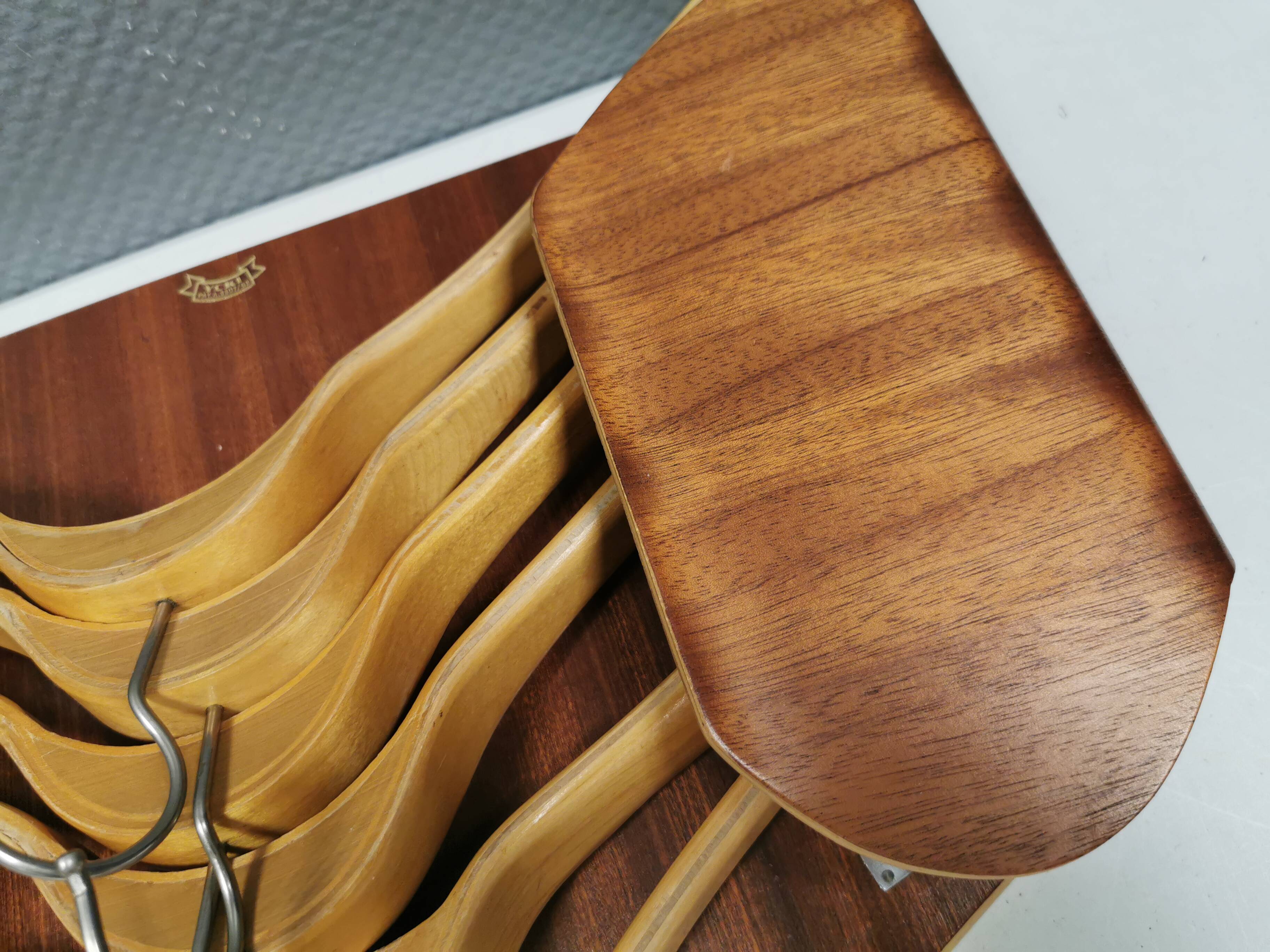 Very beautiful vintage hanger holder, including 7 matching hangers.