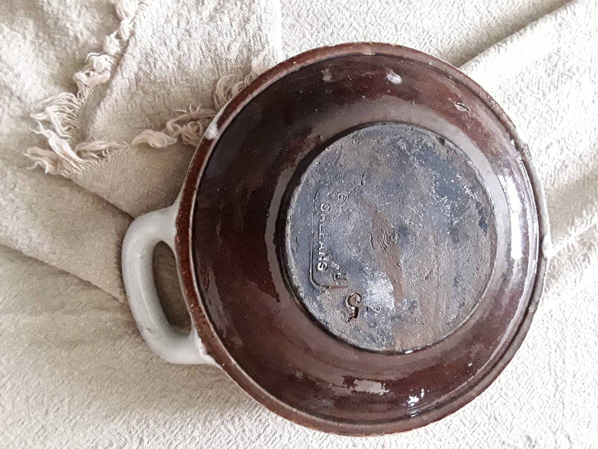 Cracked plate from the 19th century with handles.