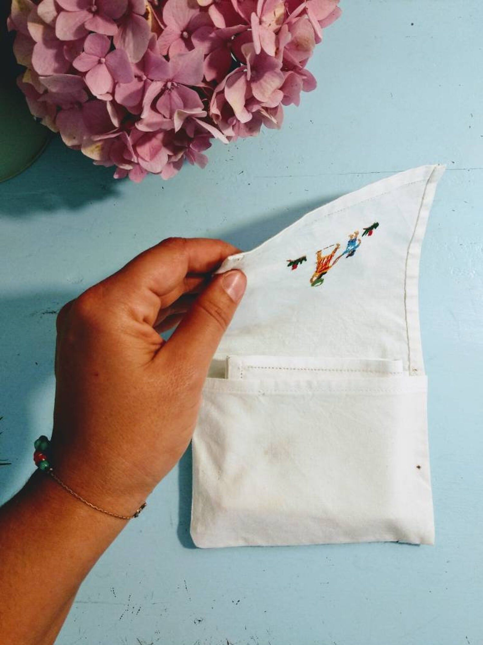 Pocket with 6 embroidered napkins