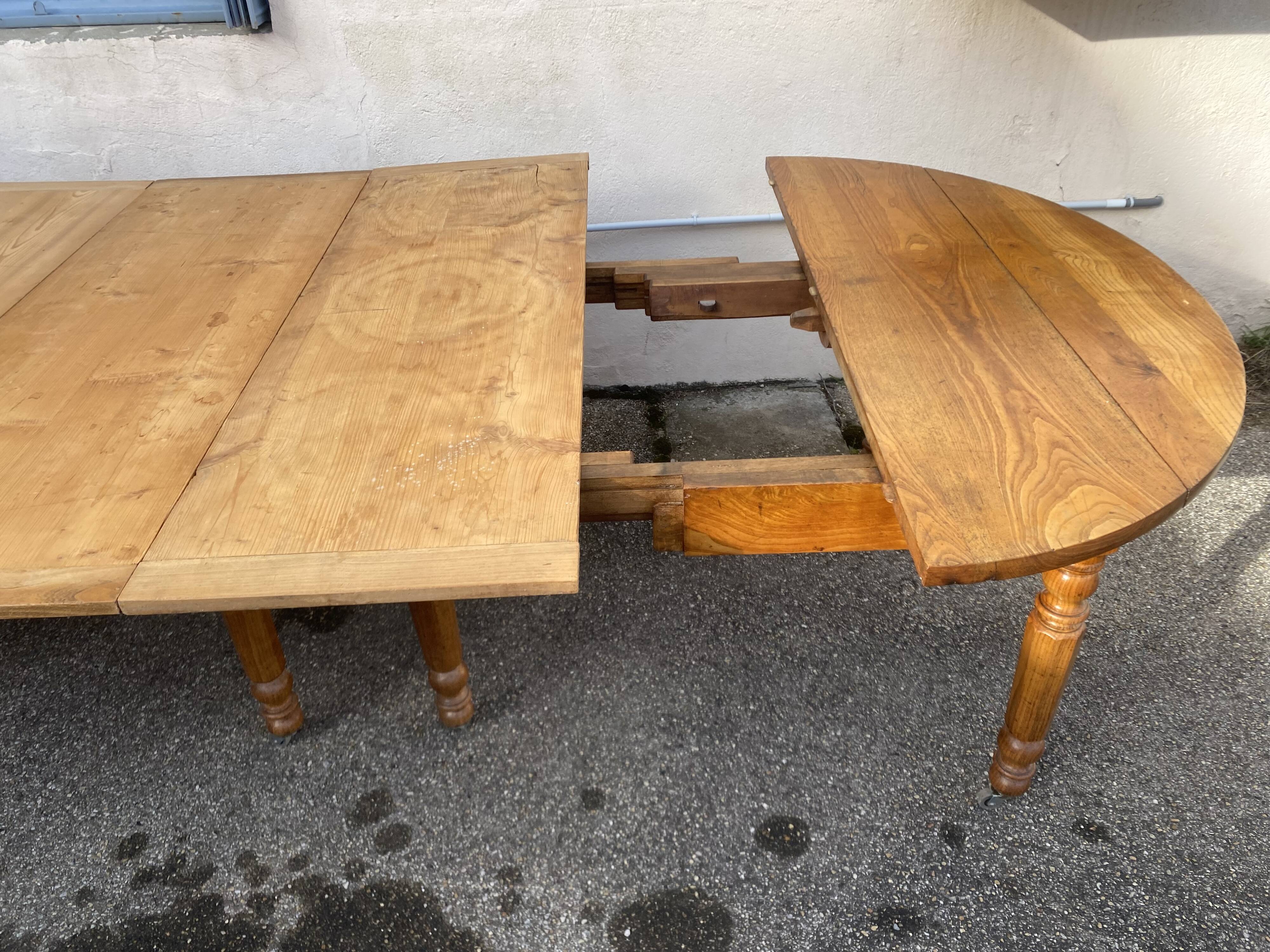 Table à 8 pieds en frêne, avec 6 allonges.