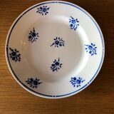 8 flat plates in antique earthenware