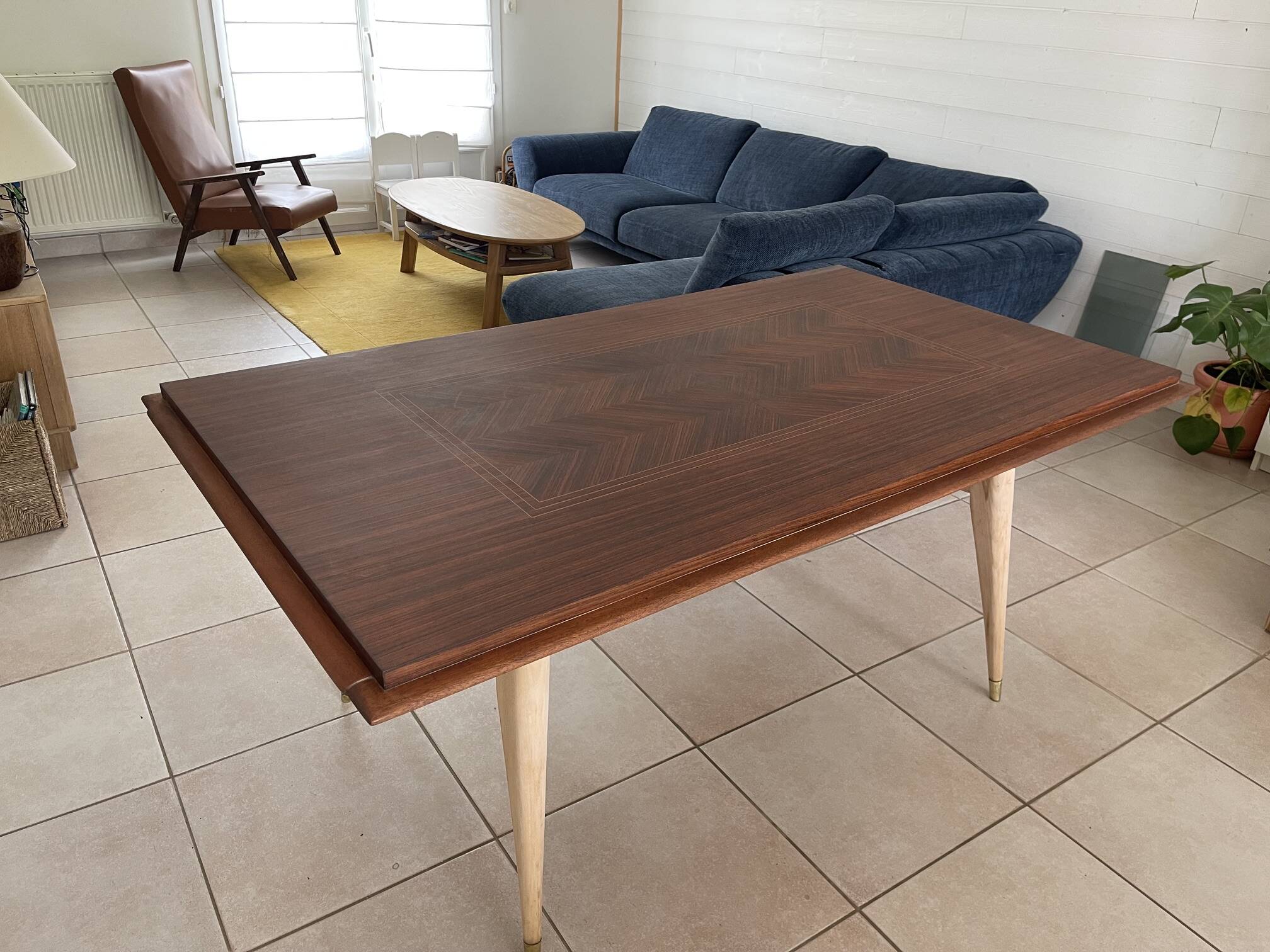 Table avec marqueterie exotique
