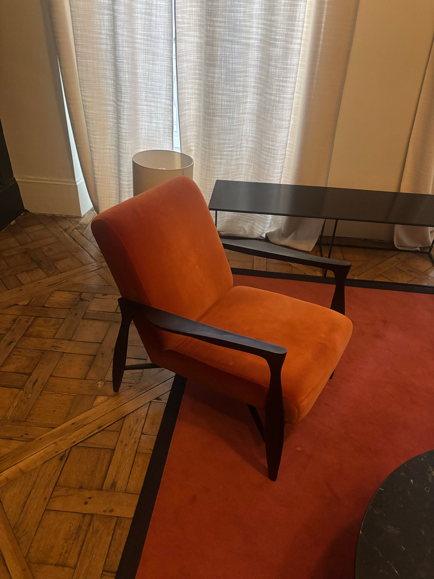 Floating armchair in fox velvet Red Edition