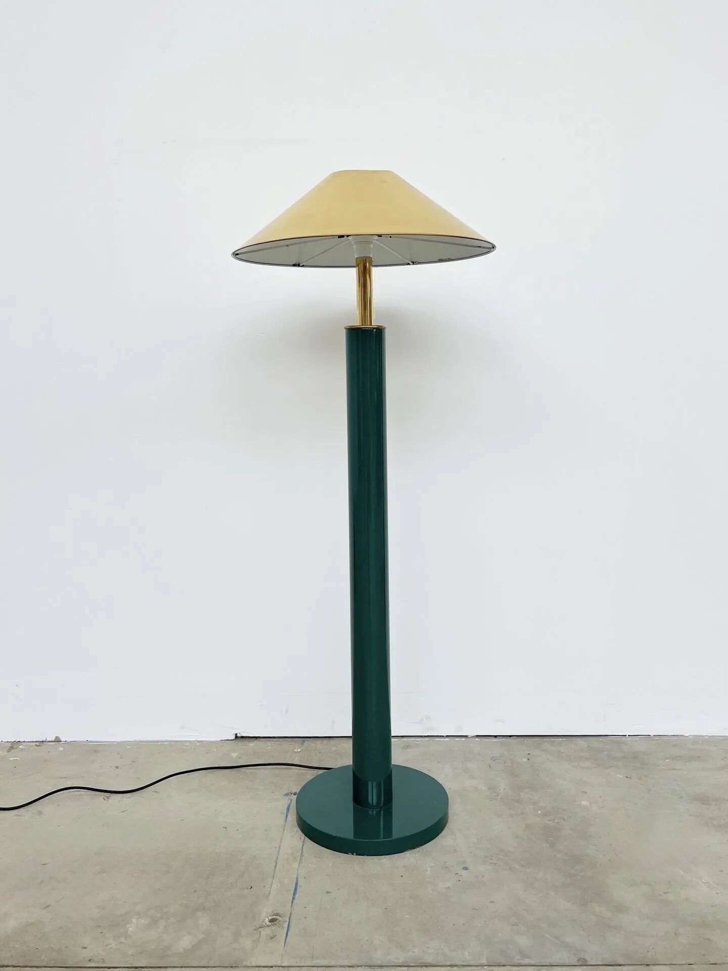 Lacquered metal floor lamp in green with a golden shade — Coolie shape — 1970s-1980s
