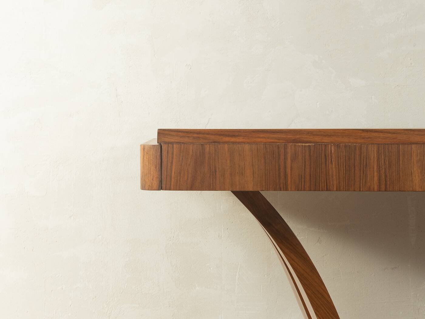Elegant Art Deco dining table from the 1930s, walnut root veneer