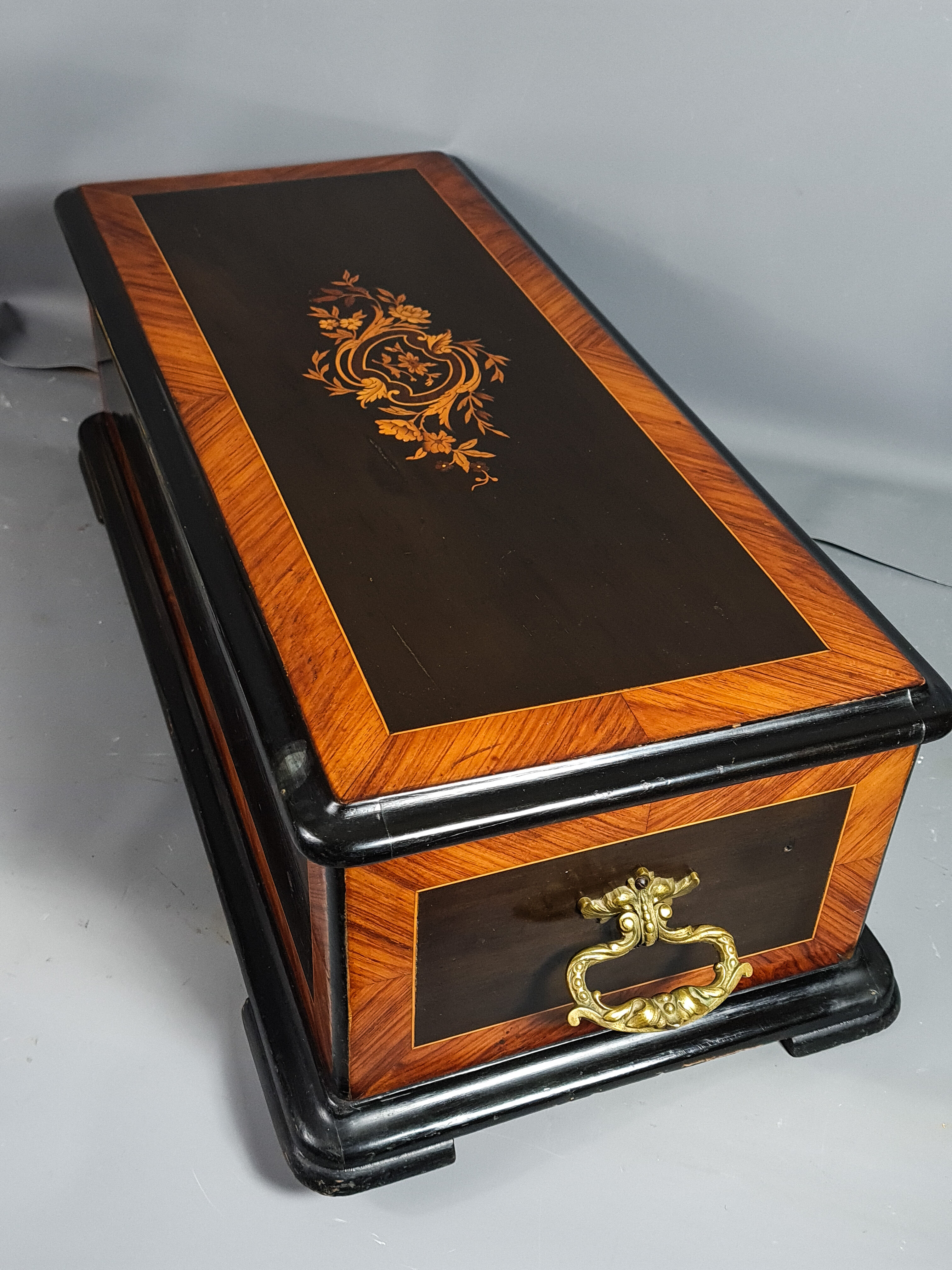 Boite ancienne bois et marquetterie vers 1900. 59x27x20 cm SB