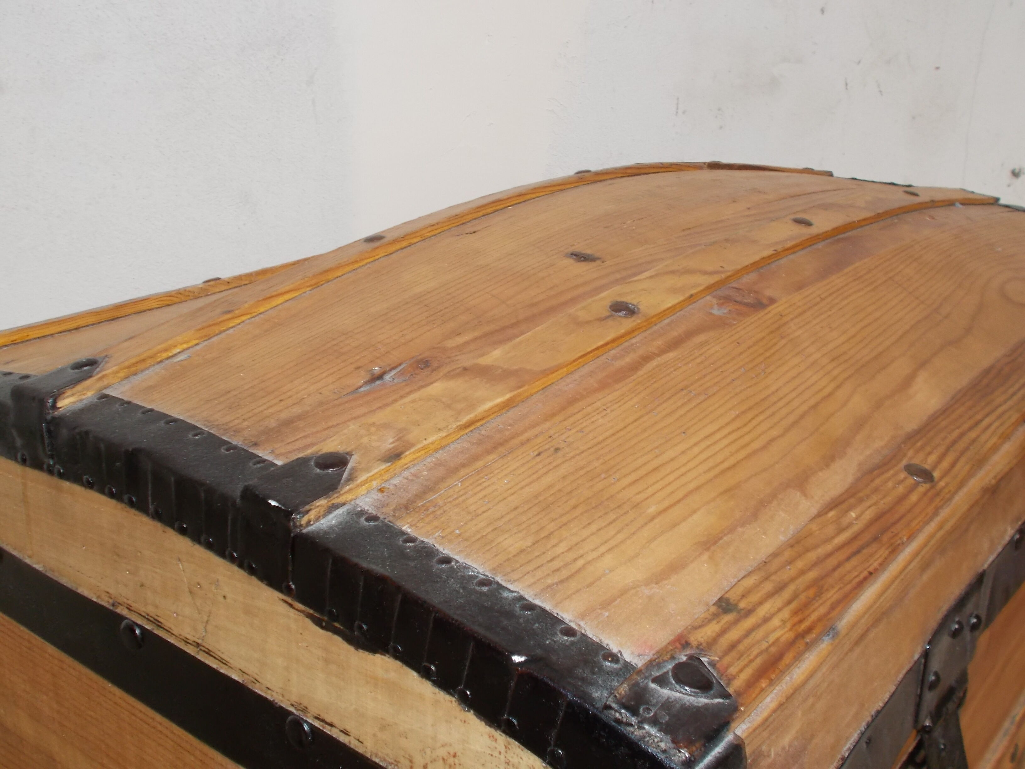 Renovated large bulging malle