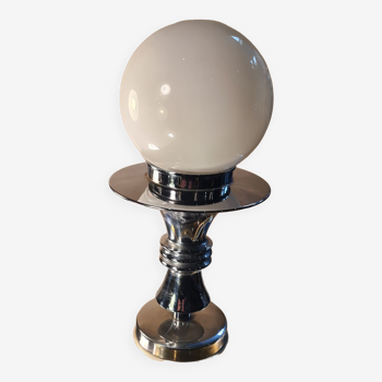 Lampe de table avec base chromée et globe opalin blanc