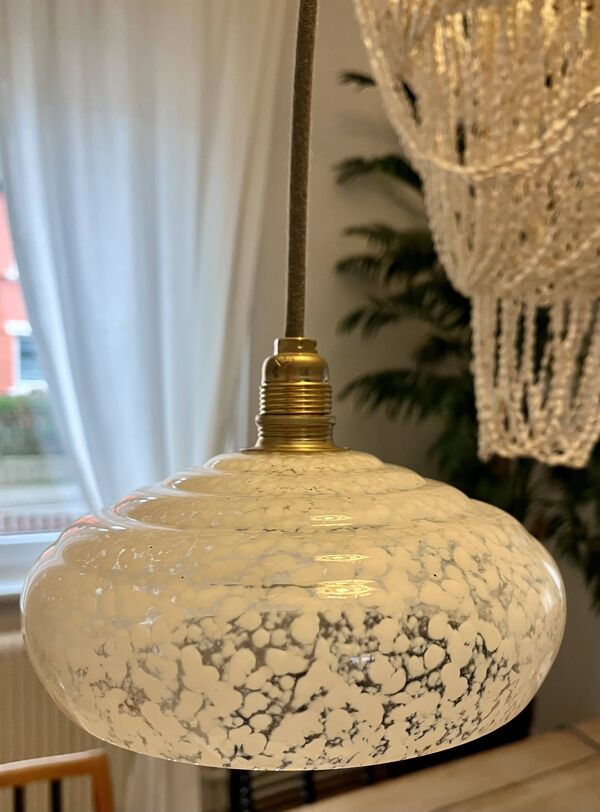 Suspension vintage en verre moucheté blanc – Design organique 70s