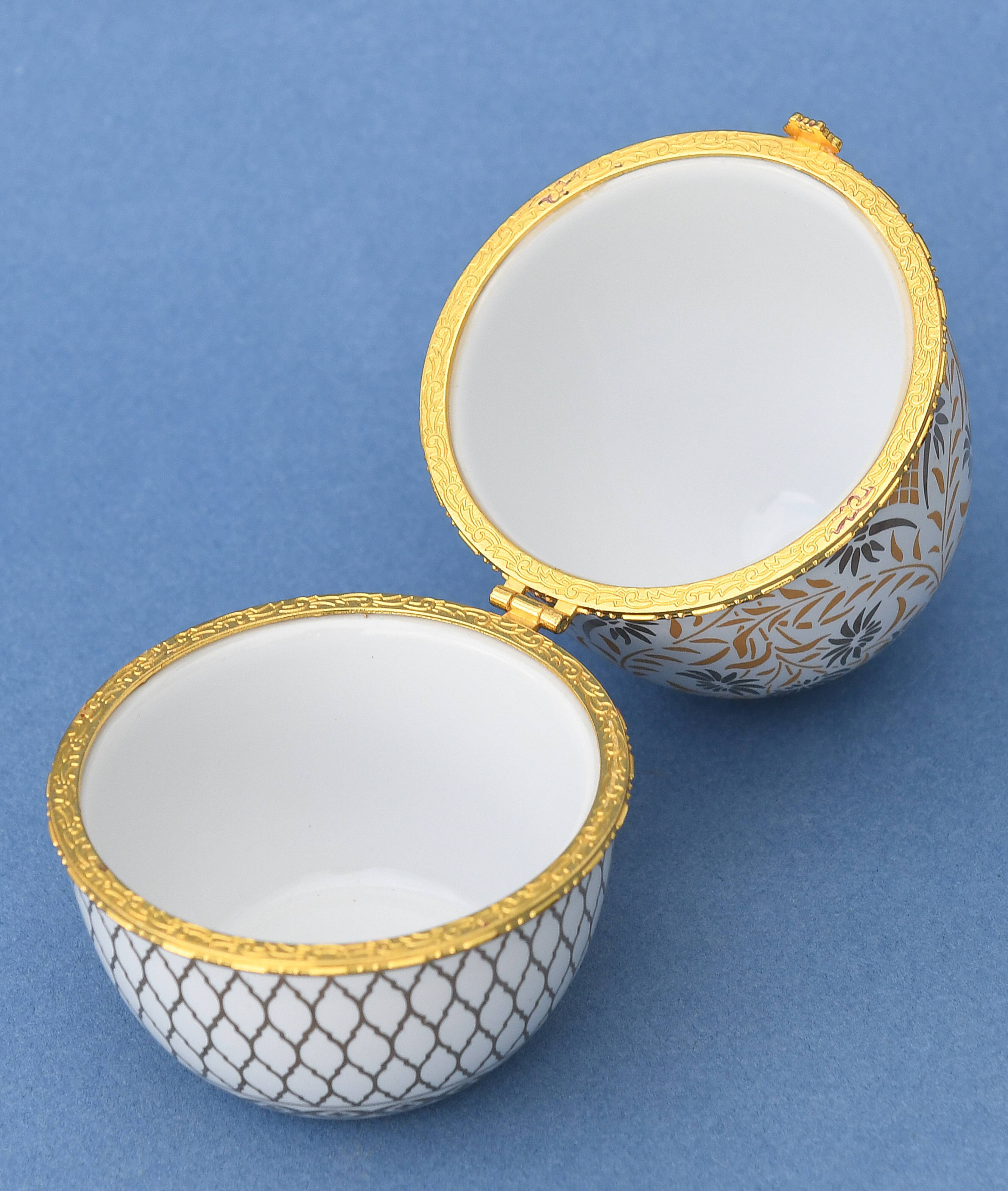 Jewelry box in the shape of a porcelain egg