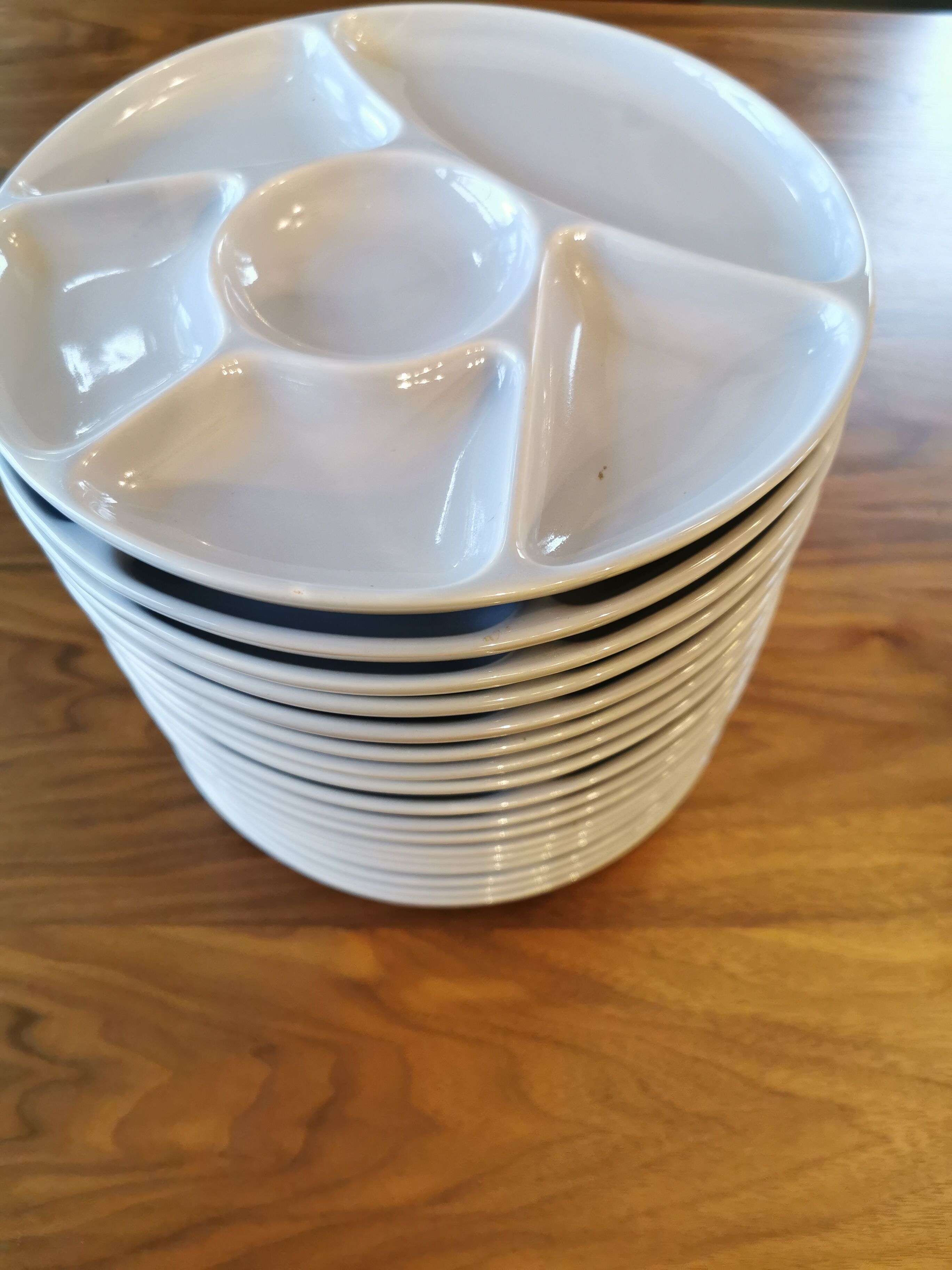 Set of 17 vintage compartmentalised plates from Gien.