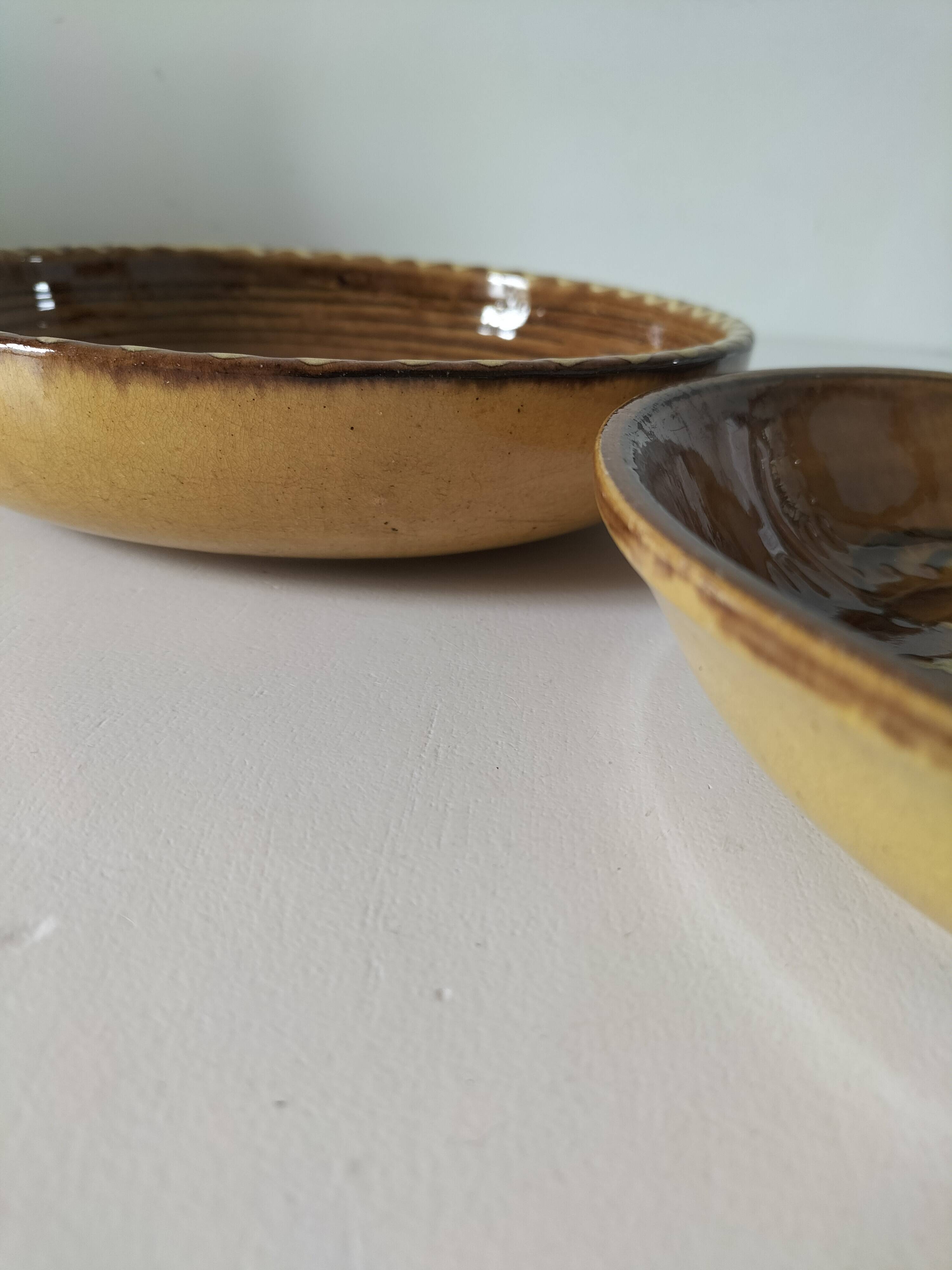 Duo d’assiettes creuses en terre vernissée à décor solaire