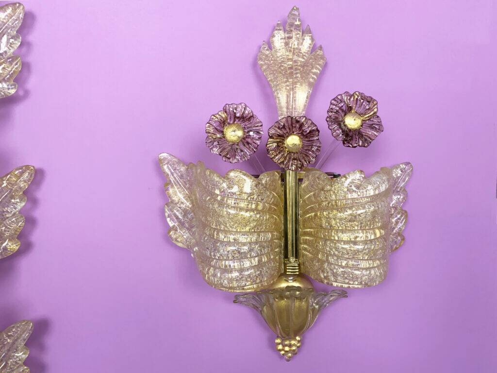 Trio / Ensemble de 3 appliques "Grand Hotel" par Barovier & Toso, Murano, Italie, années 1950. Verre vénitien avec de la poussière d'or et des fleurs en verre violet.