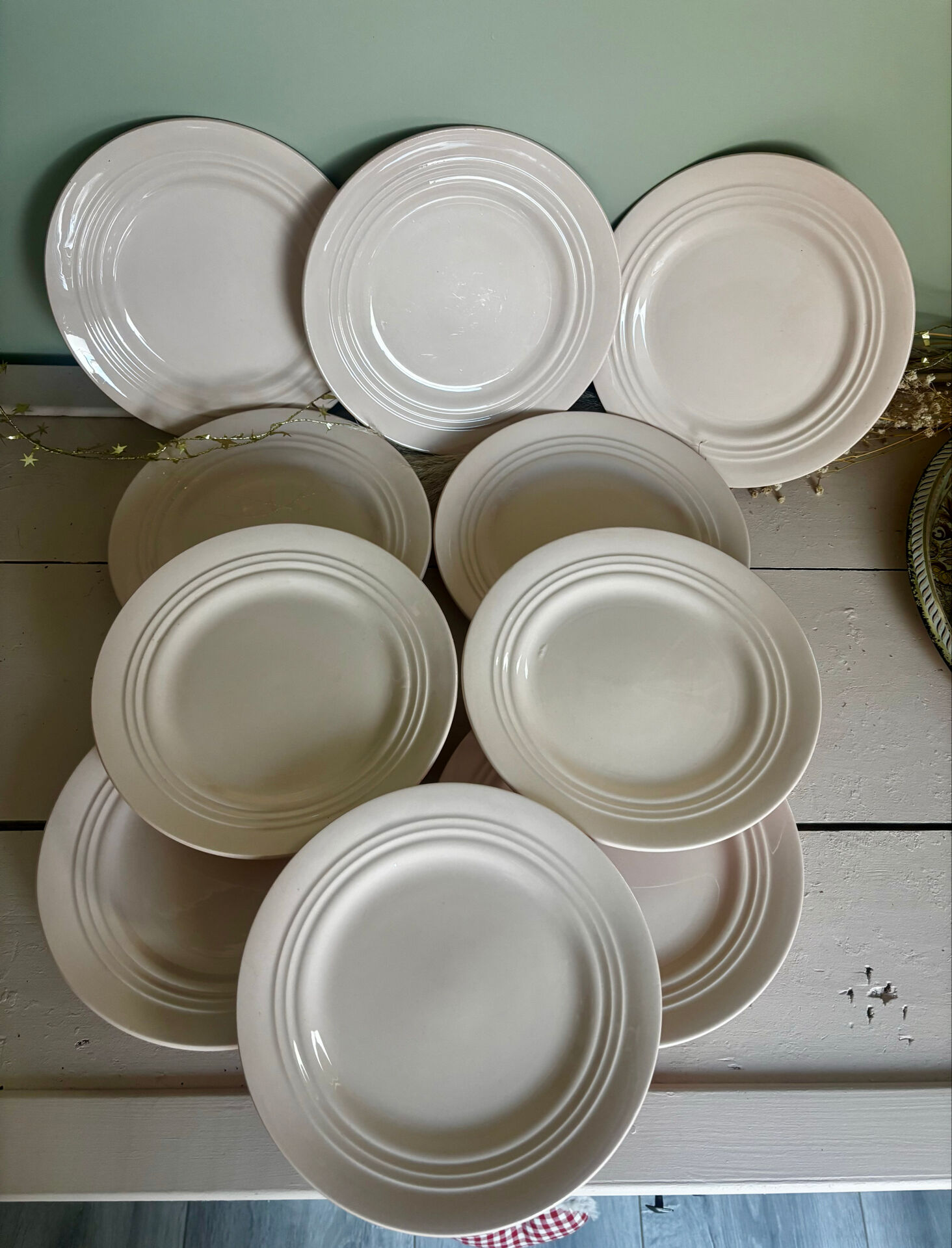 Ensemble de 10 assiettes à dessert anciennes en faïence rose pâle
