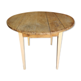 Table ronde à œillets