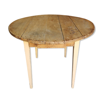 Table ronde à œillets