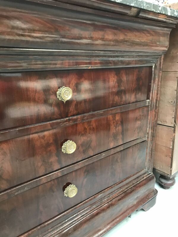 Commode Louis Philippe acajou dessus marbre gris en très bon état