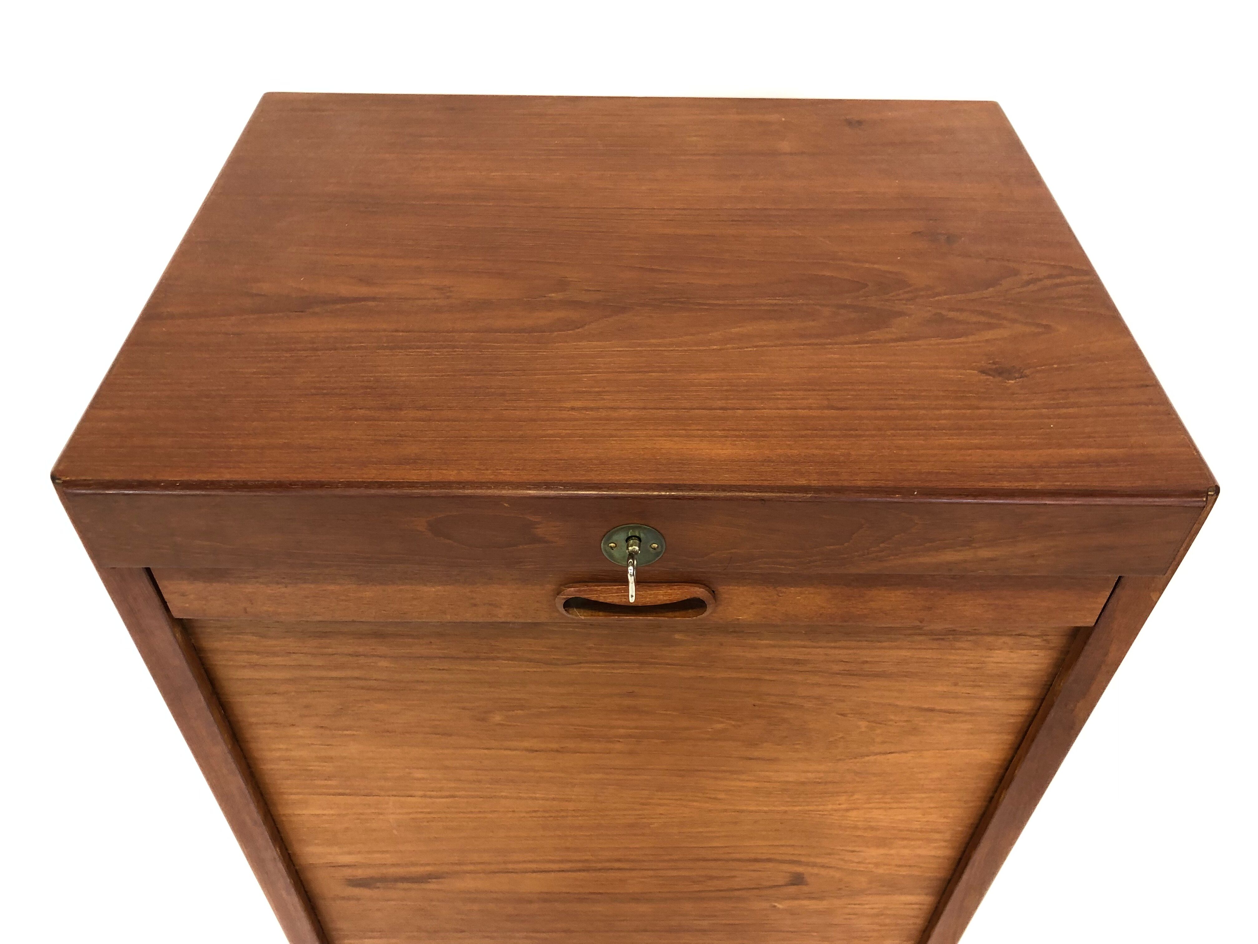 Vintage Danish design cabinet in teak veneer