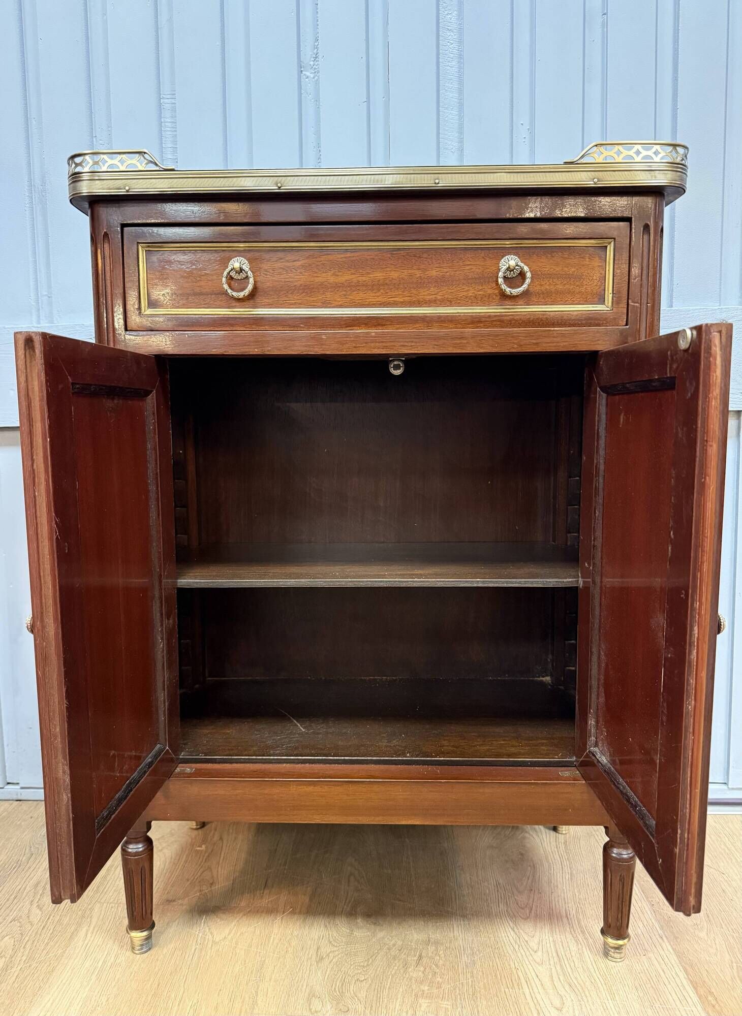 Small sideboard from the mid-century in mahogany -