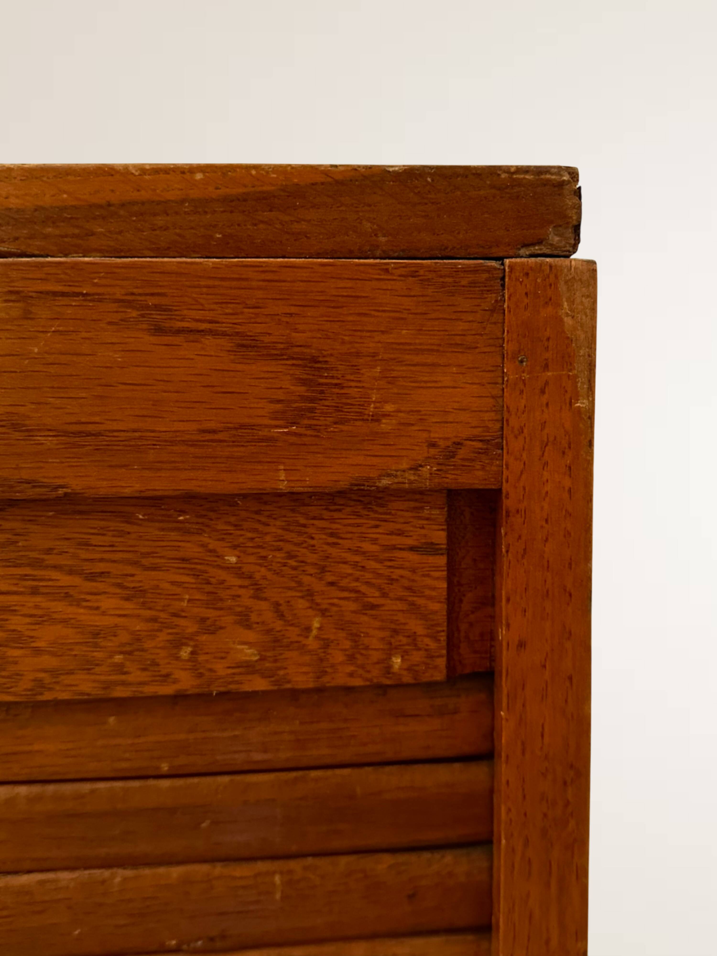 Meuble à rideau bas en bois clair
