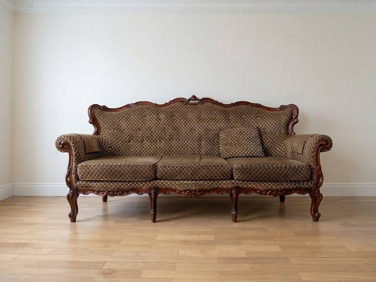 Classic 3-seater sofa in brown fabric and wood.