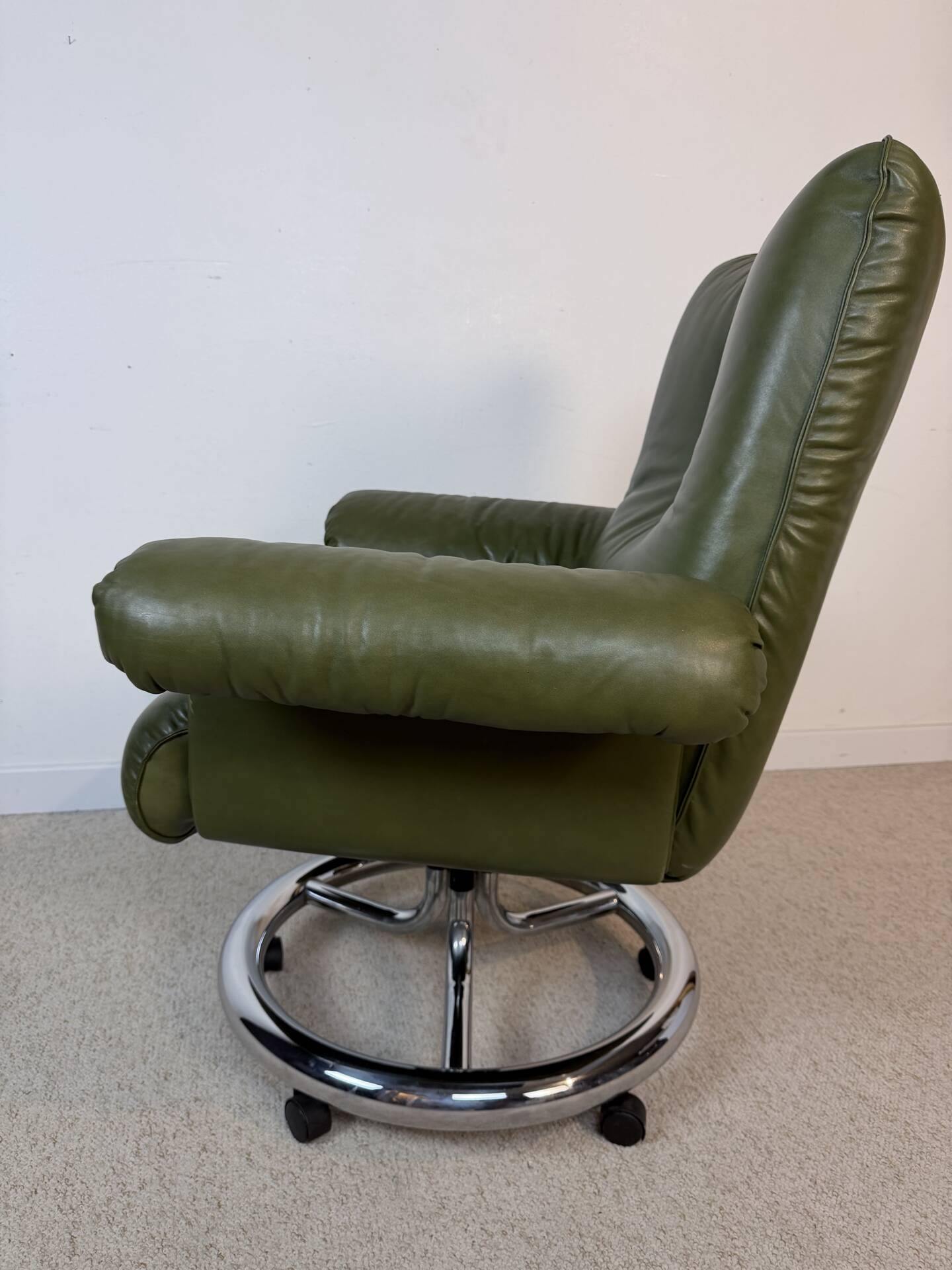 Italian executive armchair attributed to Guido Faleschini for i4 Mari.