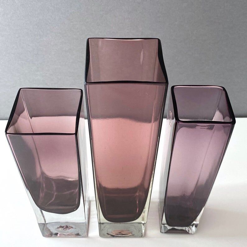 Set de trois vases en verre violets