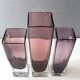 Set de trois vases en verre violets