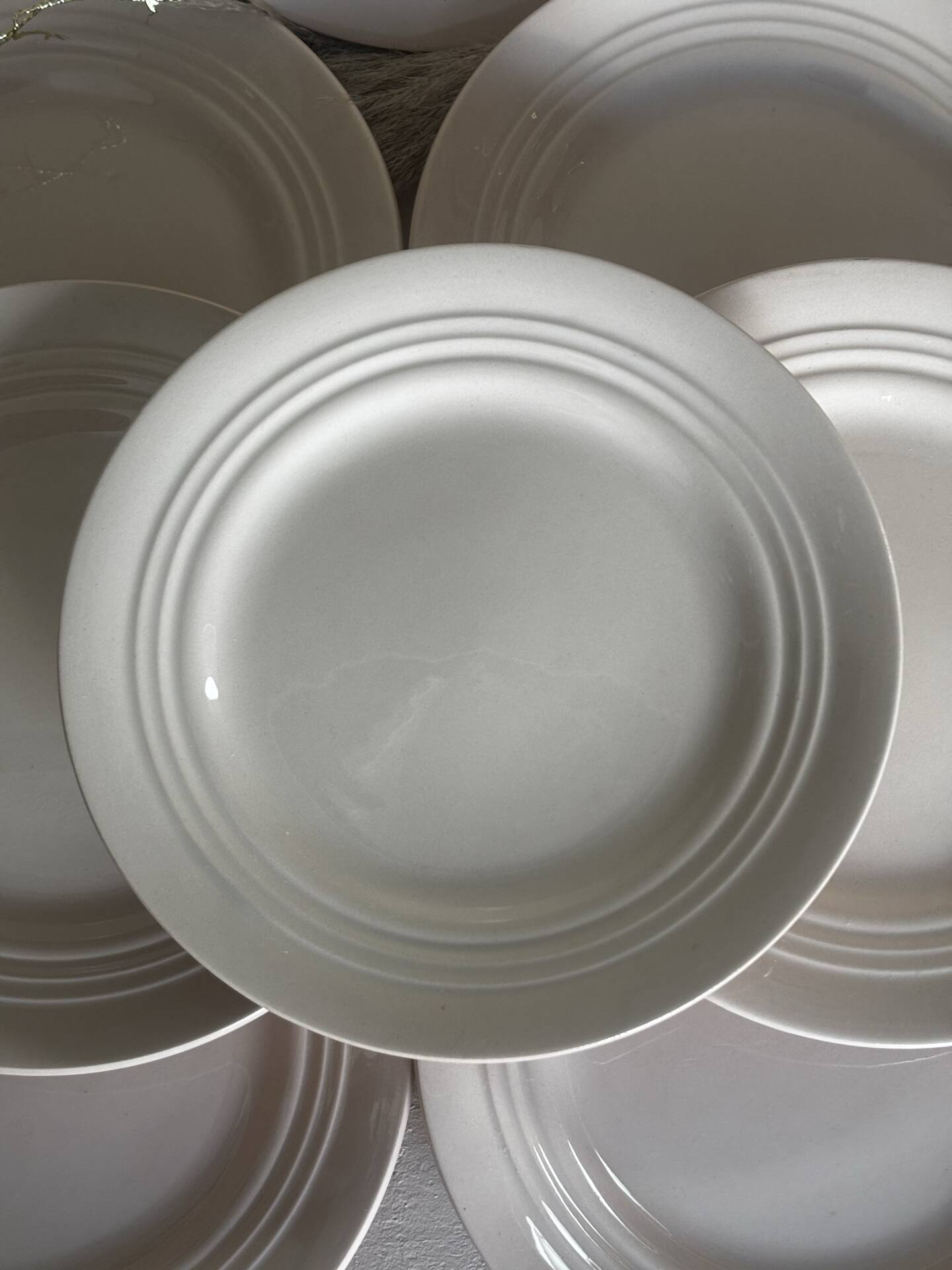 Ensemble de 10 assiettes à dessert anciennes en faïence rose pâle
