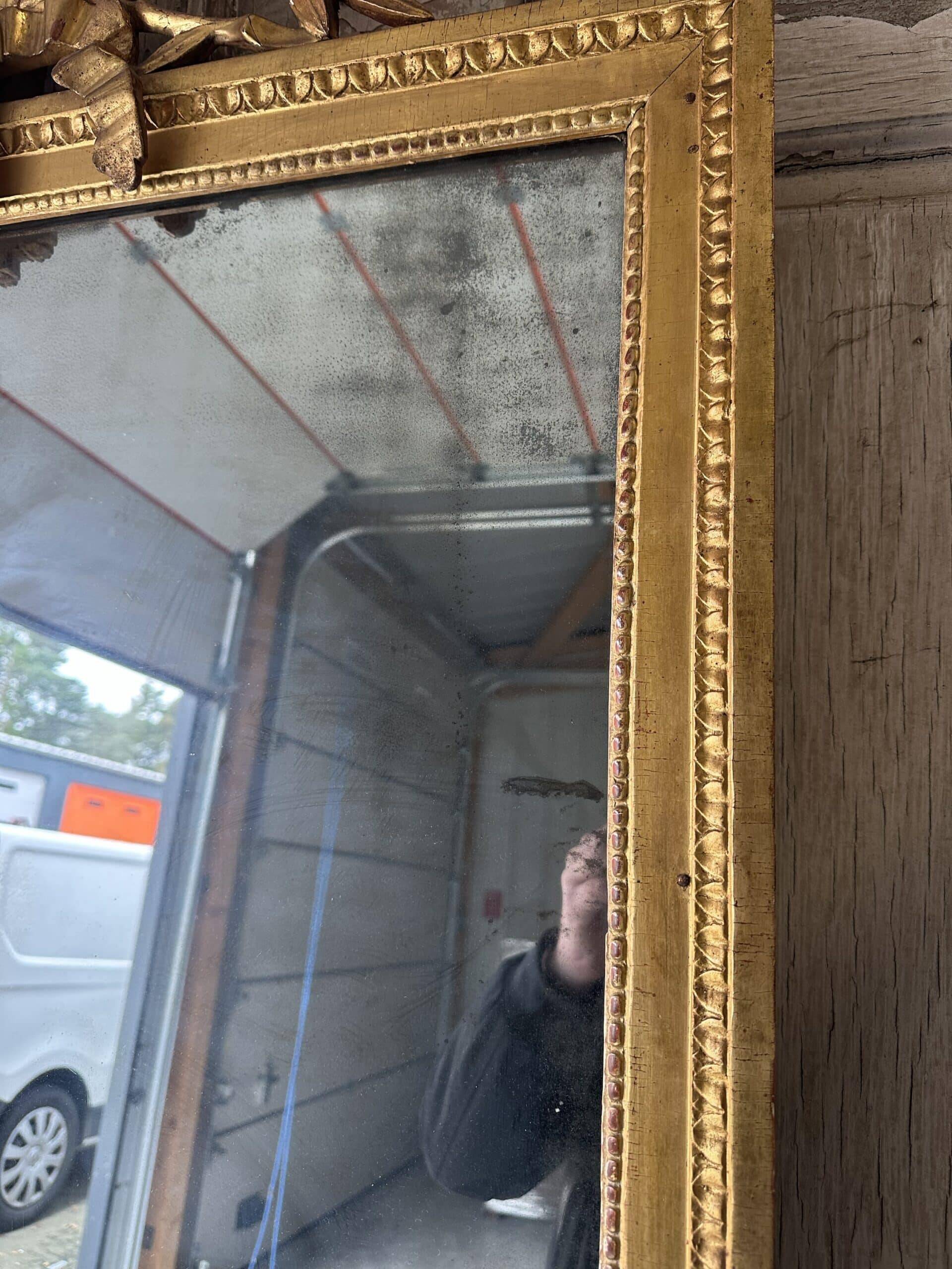 Louis XVI mirror in gilded wood, 18th century.