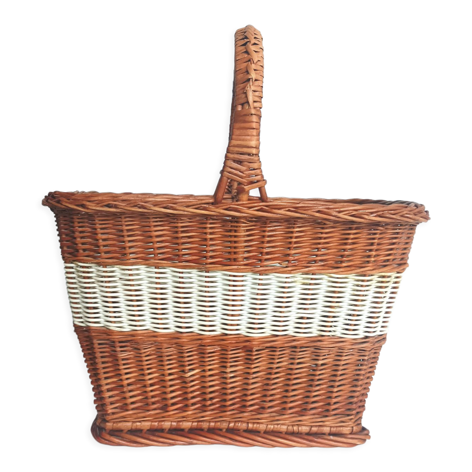 Wicker basket & woven scoubidou threads