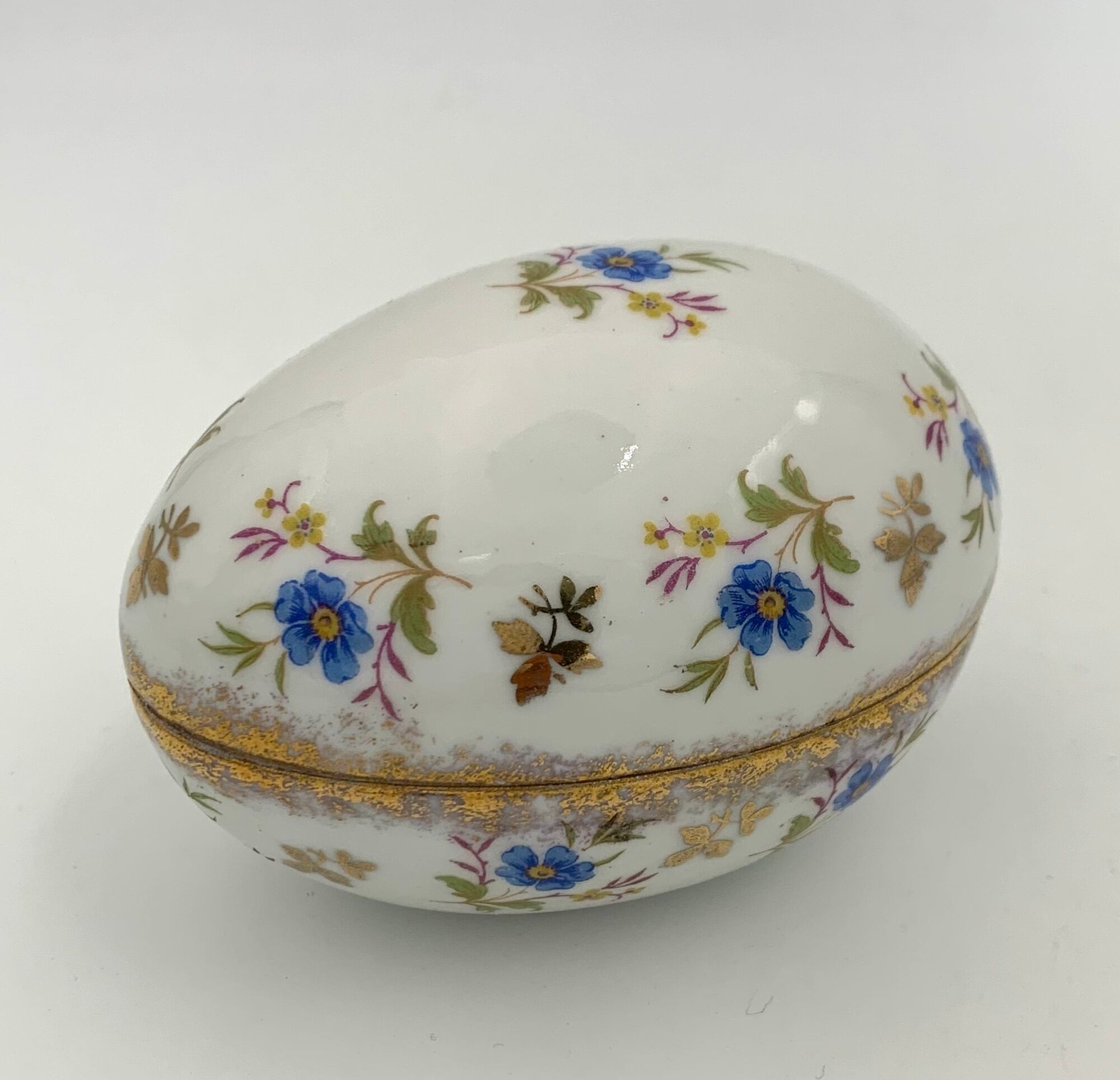 Vintage box in Limoges porcelain, egg shape, floral decoration - twentieth century