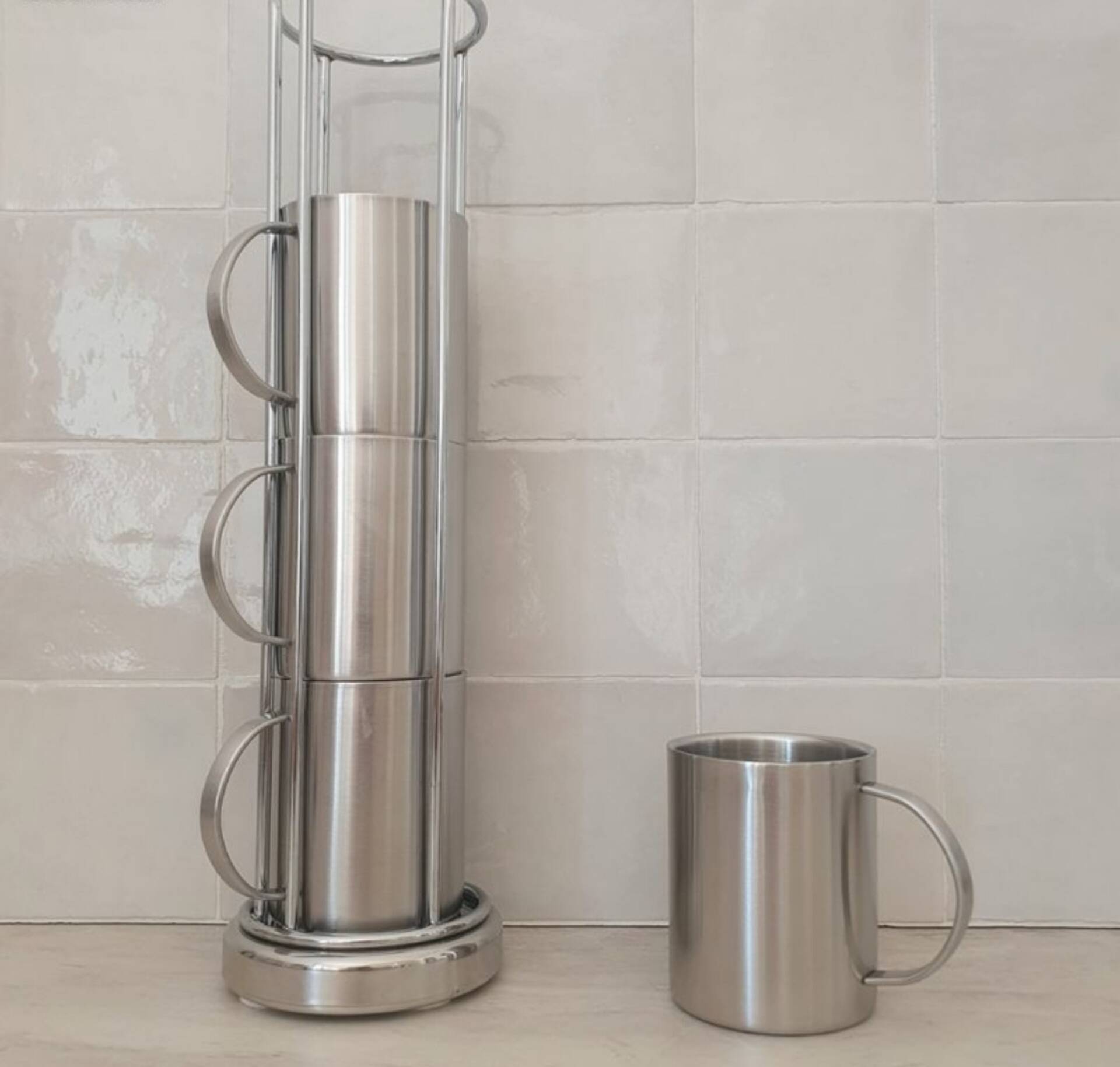 4 Grandes Tasses en inox et son support métallique