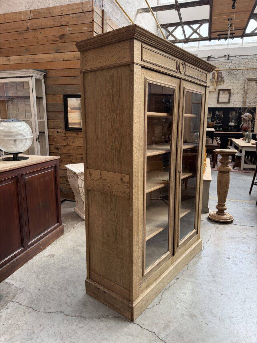 Showcase in oak from the late 19th century.