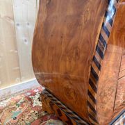 Commode marqueterie style suisse – plateau marbre de Carrare
