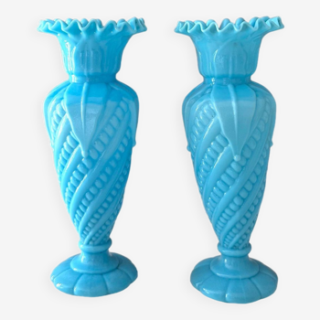 Ensemble de 2 vases victoriens en verre opale bleu